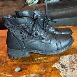 Quipid Black Ankle Boots Floral Lace Detailing Size 10